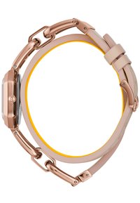 Orologio da polso in oro rosa con cassa rettangolare, bracciale in metallo collegato e cinturino in pelle rosa chiaro con interno giallo.