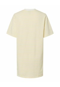 T-shirt à manches courtes avec fines rayures horizontales jaunes et blanches, vu de dos sur un fond blanc.