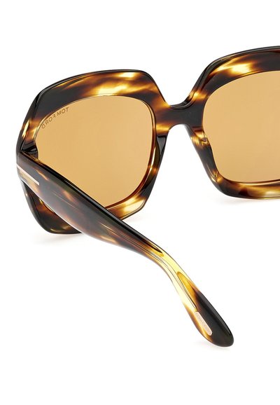 Sköldpaddsmönstrade solglasögon med överdimensionerade fyrkantiga linser och en glänsande yta. Brunt tonade linser och eleganta bågar med silver detaljer.