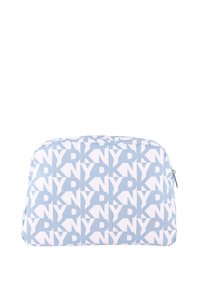 Neceser cosmético azul y blanco con un patrón repetitivo de logotipos, textura suave y cierre de cremallera en la parte superior.