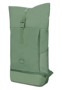 Zöld, feltekert hátizsák tartós anyagból. Biztonságos csattal, oldalsó zsebbel és texturált felülettel rendelkezik. Kompakt, modern dizájn.
