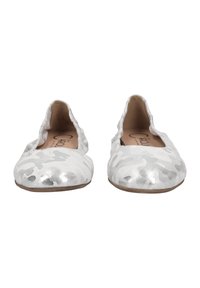 Weiße flache Schuhe mit einem silbernen metallischen Camouflage-Muster, runder Spitze und weichem Stoff. Das Innenfutter ist beige mit minimal sichtbarem Branding.