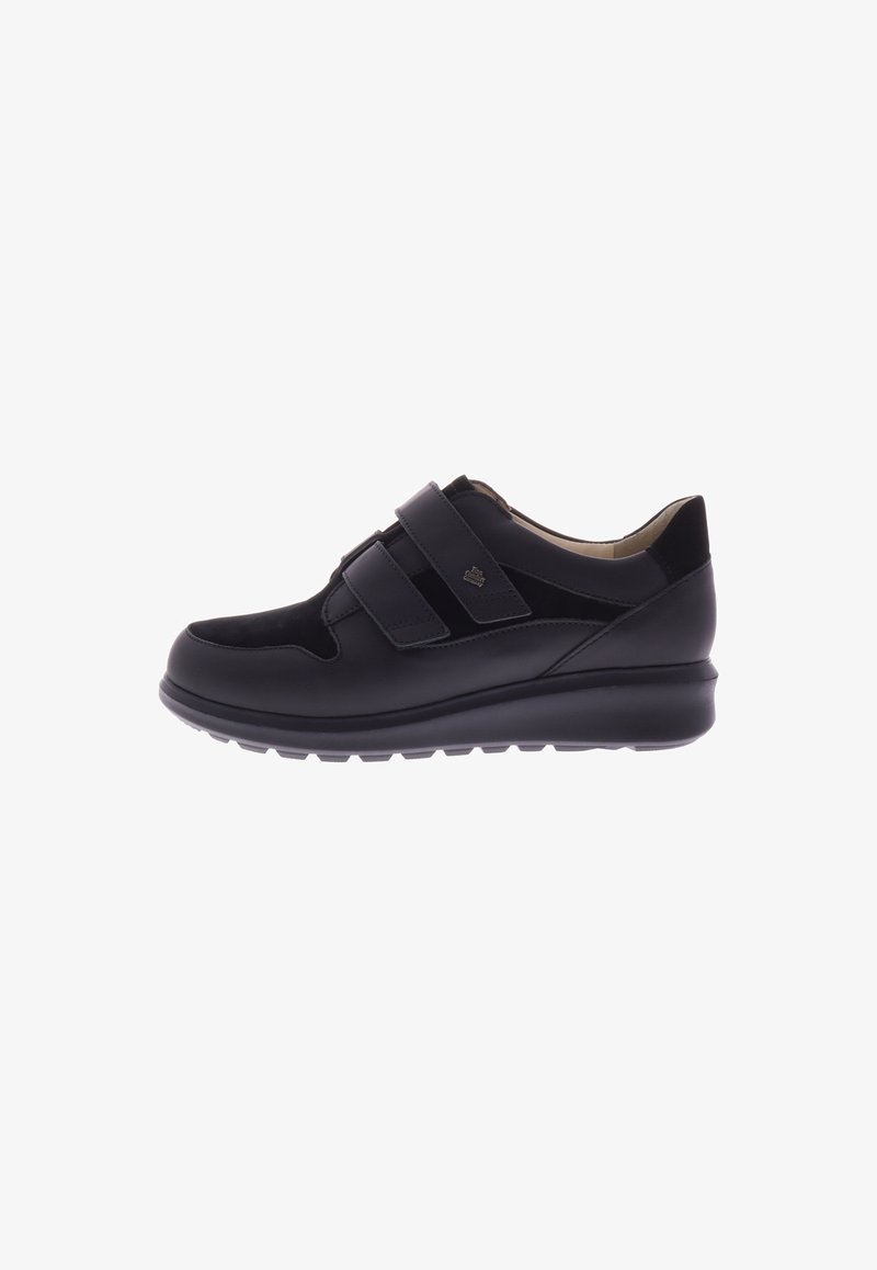 Zwarte sneaker met twee klittenbandsluitingen, gladde leren en suedetexturen, gevoerde zool, ronde neus en een subtiele logodetail.