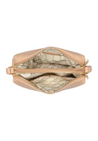 Clutch in pelle pesca con due scomparti con zip, caratterizzato da una fodera decorata in beige con contorni neri. Accenti in metallo color oro.