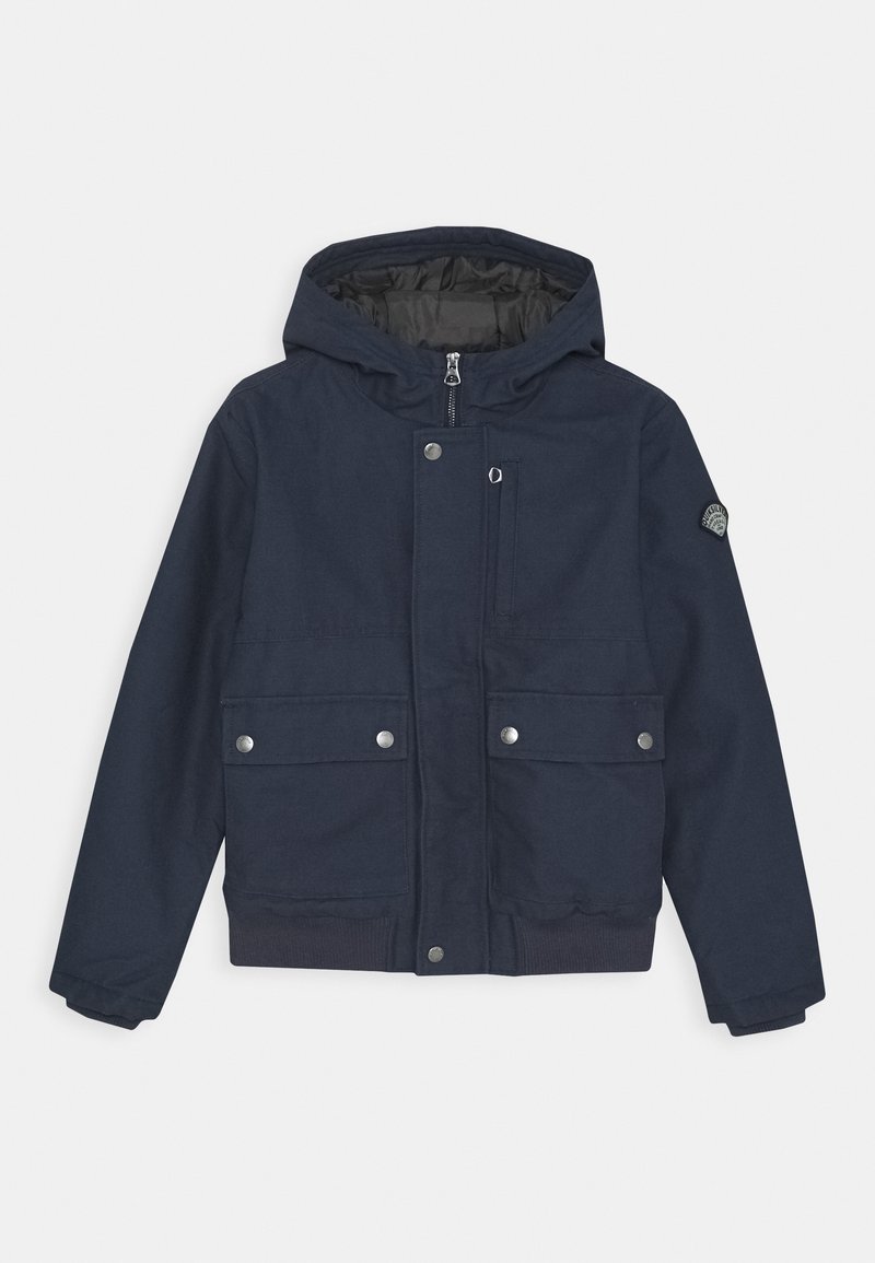 Mørkeblå hættetrøjejakke lavet af tekstureret stof, med en lynlås foran, to lommer med trykknap og en logo-patch på ærmet.