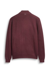 Bordo pleteni pulover, rebrasta tekstura, okovratnik, dugi rukavi i elastičan pojas. Etiketa je vidljiva na stražnjoj strani vrata.