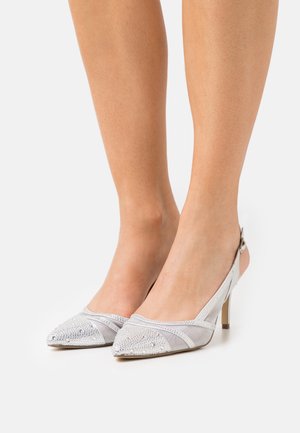 Zapatos de tacón en color plateado con diseño de punta afilada, detalles de malla y decorados con cristales. El esbelto tacón alto añade elegancia al diseño.