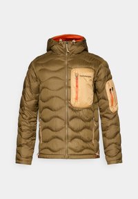Olijfgroene pufferjack met een gestructureerd, gestikt ontwerp. Beschikt over een lichtbruine borstzak, oranje ritsaccenten en een capuchon.