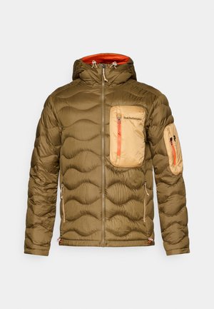 Olijfgroene pufferjack met een gestructureerd, gestikt ontwerp. Beschikt over een lichtbruine borstzak, oranje ritsaccenten en een capuchon.