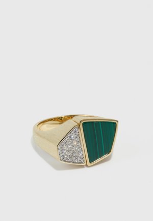 Bague en doré accentuée de deux éléments triangulaires : l'un avec des rayures en malachite verte et l'autre orné de pierres précieuses transparentes.