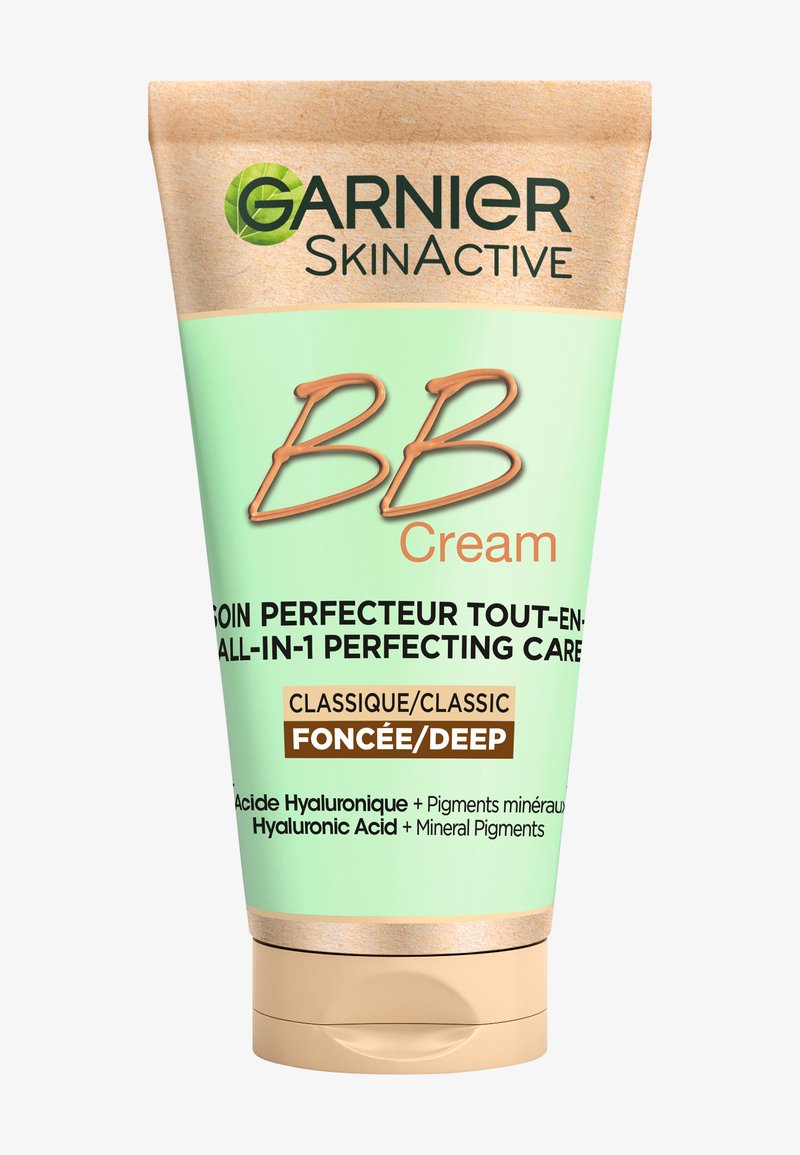 Garnier SkinActive BB Cream in der dunklen Nuance, All-in-1 perfektionierende Pflege mit Hyaluronsäure und Mineralpigmenten.