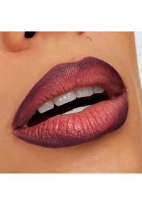 Mattahuulilla on syvän luumun sävystä pehmeään ruusuun siirtyvä gradientti reunasta keskelle, näkyvillä tekstuureilla ja tarkasti määritellyillä reunoilla.