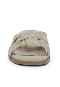 Lichtbeige slip-on sandaal met gevlochten details, zachte suède textuur, open teenontwerp, gevoerde zool en platte rubberen zool.