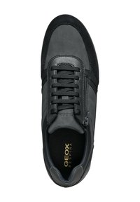 Sneaker nera realizzata in materiali di pelle, suede e rete. Presenta lacci, una zip e una soletta imbottita con il logo "GEOX RESPIRA".