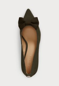 Olivengrønn spiss tå-flate laget av myk semsket skinn, med en stor teksturert sløyfe foran og en liten metallisk detalj på hælen.