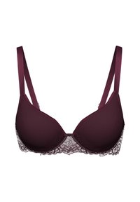 Bordeaux gepofte beha met kant langs de onderrand. Gladde stofcups en verstelbare satijnen schouderbanden, met een klein strikje in het midden.