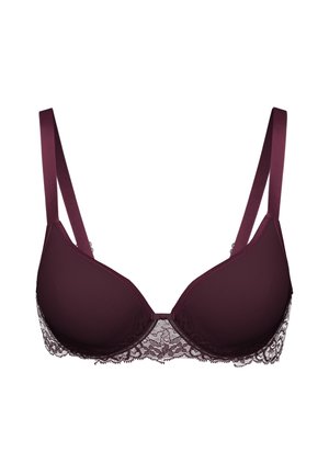 Bordeaux gepofte beha met kant langs de onderrand. Gladde stofcups en verstelbare satijnen schouderbanden, met een klein strikje in het midden.