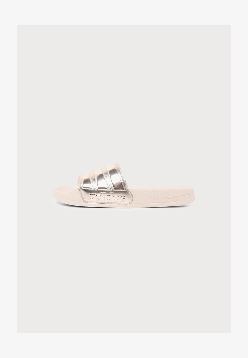 Sandale slide beige clair Adidas avec bride argent métallique et logos en relief sur la bride et la semelle.