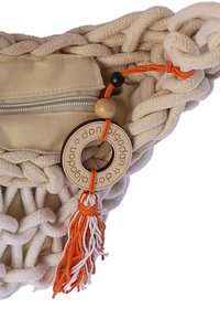Bolso de crema anudado hecho de tela con un panel de cuero, que presenta un cordón naranja, acento de cuentas de madera, bolsillo con cremallera y detalle de borlas.