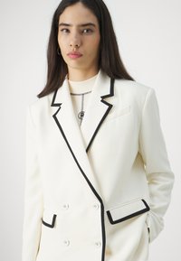Custommade FALIPPA - Suknjič - whisper white