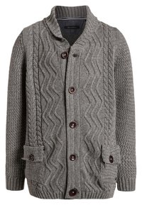 Cárdigan gris de punto con cuello de chal, que presenta patrones en zigzag texturizados, botones grandes y dos bolsillos delanteros.