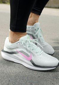 Nike Performance AIR WINFLO 11 - Hardloopschoenen voor op de weg - barely green/playful pink/anthracite/white/vapor green