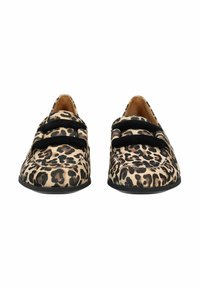 Mocasines de estampado de leopardo hechos de material suave con acentos de banda negra. Presentan una punta redonda y una suela negra de perfil bajo.