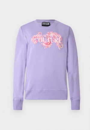 Orgonalila hosszú ujjú pulóver bordázott mandzsettával és szegéllyel, elülső részén rózsaszín és fehér "Versace Jeans Couture" felirattal és díszítő spirálmintával.