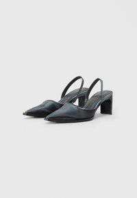 Μαύρα γόνατα slingback από δέρμα με πατίν που έχουν μυτερό μύτη, τραπεζοειδές τακούνι και λεία υφή. Διαθέτουν λεπτές λουρίδες για εφαρμογή.
