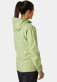 Jasnozielona, wodoodporna kurtka z kapturem, elastycznymi mankietami i luźnym krojem. Teksturowana tkanina i szczegół z troczkiem przy kołnierzu.