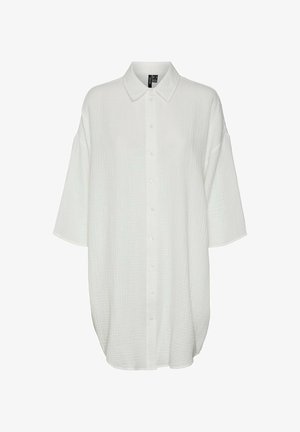 Valkoinen löysä nappipaita, jossa on teksturoitu kangas, lyhyet hihat ja klassinen kaulus.