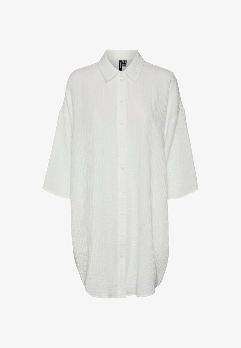 Chemise blanche ample à boutons, en tissu texturé, manches courtes et col classique.