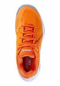 Scarpa da ginnastica arancione con tomaia in sintetico testurizzato, perforazioni per la traspirabilità, lacci piatti e suola blu. Branding audace visibile all'interno.