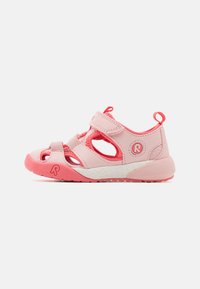 Sandali rosa con una parte superiore morbida, design aperto e cinturini in velcro. Suola bianca testurizzata e accenti rosa. Presentano dettagli ritagliati per la traspirabilità.