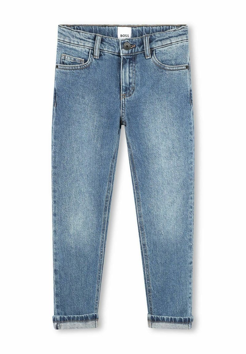 Jeans en denim bleu clair à coupe droite, ourlets retroussés, bouton et zip à l'avant, passants pour ceinture, avec l'étiquette BOSS sur la ceinture intérieure.