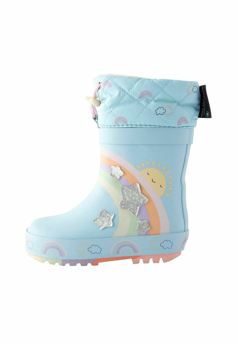Bota de lluvia impermeable de color azul claro con puño acolchado, patrón de arcoíris, detalles de sol y nube, y acentos de estrellas brillantes en el lateral.