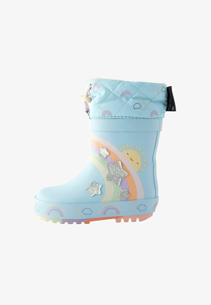 Bota de lluvia impermeable de color azul claro con puño acolchado, patrón de arcoíris, detalles de sol y nube, y acentos de estrellas brillantes en el lateral.
