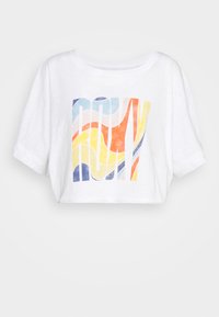 T-shirt blanc court à manches courtes avec un motif abstrait ondulé multicolore en bleu, orange, jaune et rouge sur le devant.