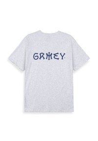 Szara bawełniana koszulka z krótkim rękawem i okrągłym dekoltem, z nadrukiem "GRMEY" w granatowym kolorze na plecach. Tekst ma unikalną, stylizowaną czcionkę.