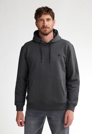 Hoodie gris en tissu doux avec une poche de kangourou, capuche à cordon de serrage et poignets côtelés. Présente un logo discret sur la poitrine.