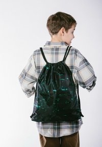 Zaino a cordino nero con una superficie lucida che presenta un motivo digitale verde. Il materiale sembra morbido e leggermente riflettente.