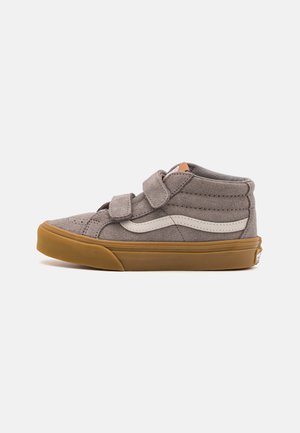 Sneaker alte grigie in suede con due cinturini in velcro, striscia laterale bianca e suola in gomma, caratterizzate da una tomaia testurizzata.