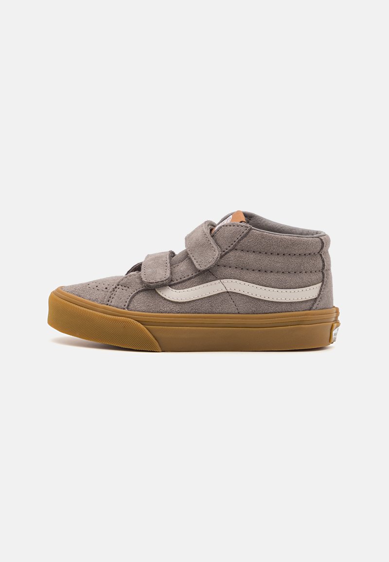 Sneaker alte grigie in suede con due cinturini in velcro, striscia laterale bianca e suola in gomma, caratterizzate da una tomaia testurizzata.