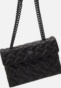 Czarna skórzana torebka z pikowanym wzorem, z łańcuszkowym paskiem i ozdobnym zapięciem. Kompaktowy prostokątny kształt o gładkiej fakturze.