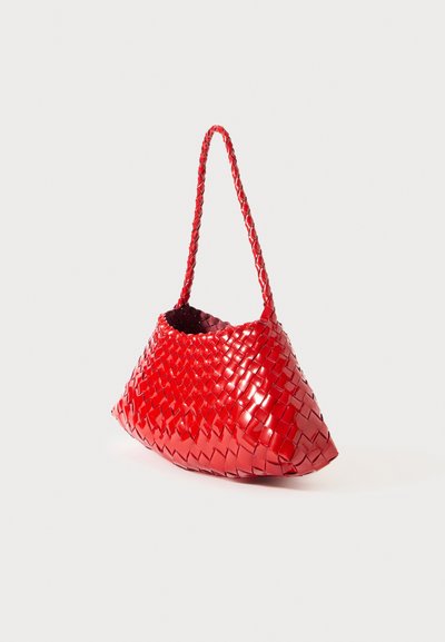 Κόκκινη πλεγμένη τσάντα χειρός με γυαλιστερή επιφάνεια, που διαθέτει πλεγμένο χερούλι καιDistinctive τρίγωνο σχήμα, επενδυμένη με σκούρο ύφασμα εσωτερικά.