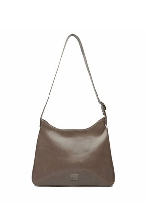 Bolso bandolera de cuero marrón con una sola correa ajustable y una pequeña placa de logo rectangular en el centro frontal.