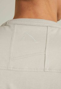 CHASIN' BRETT - T-shirt - bas - light grey