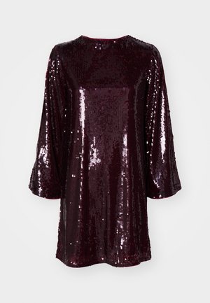 Burgundijska obleka s sekvenci z čolničastim izrezom in tričetrtinskimi rokavi, ki se ponaša z gladko teksturo in sijočo površino za odboj svetlobe.