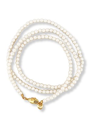 Un seul rang de perles blanches rondes avec un fermoir en forme de homard doré et un petit pendentif cœur en or, enroulé sur un fond blanc.