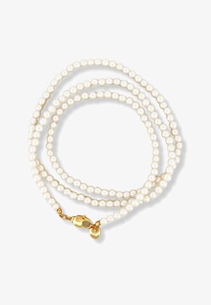 Un seul rang de perles blanches rondes avec un fermoir en forme de homard doré et un petit pendentif cœur en or, enroulé sur un fond blanc.